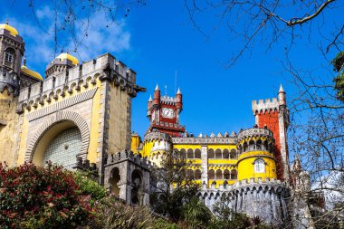 Sintra, Portekiz - Mar 04, 2025: The Süslü Park and National Palace of Pena, Sintra, Portekiz 'deki UNESCO Dünya Mirasları Alanı.