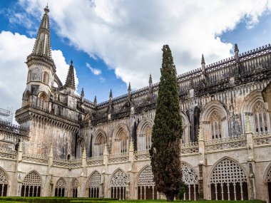 Batalha, Portekiz - Mar 07, 2025: Batalha Manastırı Portekiz 'in Batalha kentindeki bir Dominik manastırıdır. Başlangıçta Aziz Mary Manastırı olarak bilinirdi..