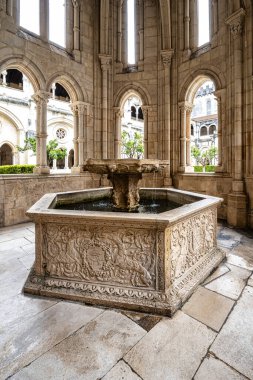 Alcobaca, Portekiz - Mar 08, 2025: Alcobaca manastırının yemek odası, Alcobaca, Portekiz 'deki Mosteiro de Santa Maria de Alcobaca. Rahiplerin birlikte yemek yediği büyük gotik bir oda, manastırın içinde..