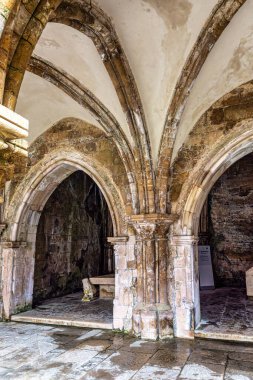 Coimbra, Portekiz - 14 Aralık 2025: Eski Coimbra Katedrali 'nin Gotik Manastırı, Se Velha de Coimbra, Portekiz. Portekiz 'in en önemli Roma binalarından biridir.