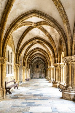 Coimbra, Portekiz - 14 Aralık 2025: Eski Coimbra Katedrali 'nin Gotik Manastırı, Se Velha de Coimbra, Portekiz. Portekiz 'in en önemli Roma binalarından biridir.