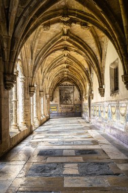 Coimbra, Portekiz - 15 Aralık 2025: Coimbra, Portekiz 'deki Santa Cruz Manastırı ve Kilisesi Manastırı. Santa Cruz Kilisesi Portekiz 'in en büyüleyici dini binalarından biridir.