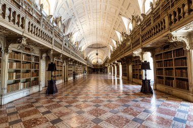 Mafra, Portekiz - 11 Nisan 2025: Mafra Ulusal Sarayı, Manastır ve Bazilika. Fransisken Dini Düzeni. Portekiz, Lizbon 'un kuzeyindeki Mafra' da barok mimarisi.