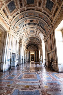 Mafra, Portekiz - 11 Nisan 2025: Mafra Ulusal Sarayı, Manastır ve Bazilika. Fransisken Dini Düzeni. Portekiz, Lizbon 'un kuzeyindeki Mafra' da barok mimarisi.