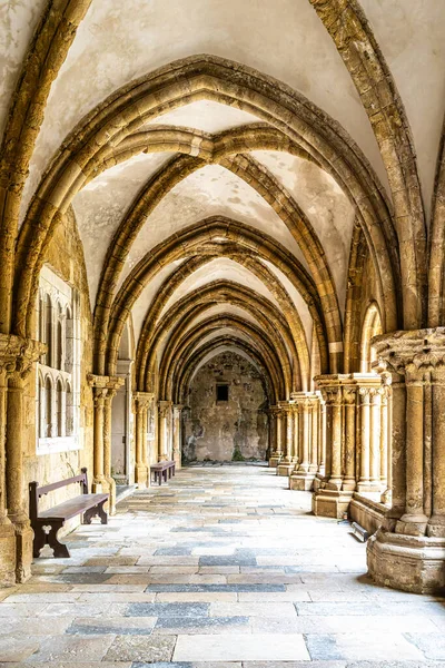 Coimbra, Portekiz - 14 Aralık 2025: Eski Coimbra Katedrali 'nin Gotik Manastırı, Se Velha de Coimbra, Portekiz. Portekiz 'in en önemli Roma binalarından biridir.