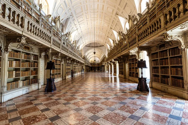 Mafra, Portekiz - 11 Nisan 2025: Mafra Ulusal Sarayı, Manastır ve Bazilika. Fransisken Dini Düzeni. Portekiz, Lizbon 'un kuzeyindeki Mafra' da barok mimarisi.