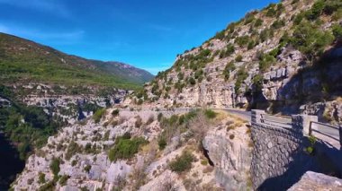 Avrupa 'nın en büyük kanyonundan geçen panoramik yol Provence, Fransa' daki Gorges du Verdon. Fransa 'nın güneydoğusundaki Gorges Du Verdon' un manzarası. Provence-Alpes-Cote d'Azur.