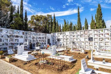 Cacela Velha, Portekiz - 13 Şubat 2025: Güney Portekiz 'deki Cacela Velha mezarlığı. Beyaz cepheli, renkli süslemeli evler. Tipik Algarve mezarlığı.