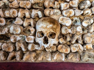Faro, Portekiz - 16 Şubat 2025: Capela Dos Ossos, Portekiz 'deki Algarve' de Faro 'da Igreja do Carmo' nun yanındaki Bones şapeli. Eski duvar mezarları ve mezarları ürkütücü kemikleri ve ölü karmelit rahiplerin kafataslarıyla dolu..
