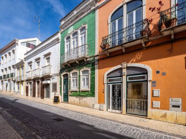 Faro, Portekiz - 16 Şubat 2025: Eski Faro, Algarve, Portekiz 'deki Rua Filipe Alistao caddesindeki geleneksel Portekiz evleri