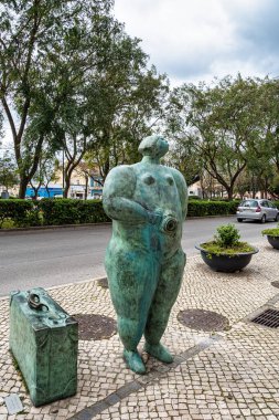 Setubal, Portekiz - 28 Şubat 2025: Joao Duarte 'nin bronz heykeli, eski Portekiz kasabası Setubal' in girişinde, Avenida Luisa Todi 'ye 2017 yılında monte edildi.