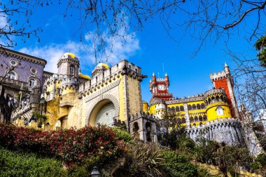 Sintra, Portekiz - Mar 04, 2025: The Süslü Park and National Palace of Pena, Sintra, Portekiz 'deki UNESCO Dünya Mirasları Alanı.