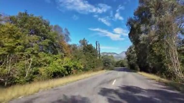 Avrupa 'nın en büyük kanyonu yakınlarındaki Senez' de panoramik bir yolda ilerleyen Fransa 'nın Provence kentindeki Gorges du Verdon.