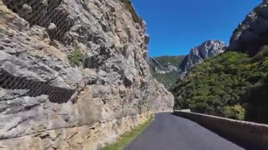 Fransa 'daki muhteşem Gorges de Galamus, Aude, Doğu Pireneler, Languedoc Roussillon' dan geçiyoruz..