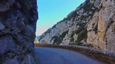 Fransa 'daki muhteşem Gorges de Galamus, Aude, Doğu Pireneler, Languedoc Roussillon' dan geçiyoruz..