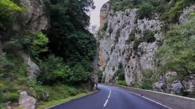 Pierre Lys 'in Pireneler, Aude, Occitanie' deki kanyonundan geçerek Avrupa 'nın güneyinde Fransa' da