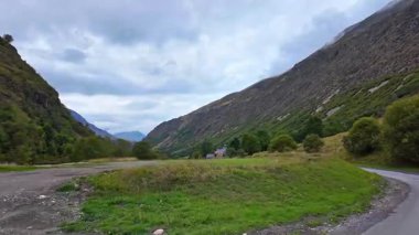 Fransa 'nın Hautes-Pyrenees bölgesinde, Pireneler zincirinin merkezinde yer alan ve İspanya ile güney sınırını oluşturan bir buzul dairesi olan Heas' tan Troumouse Sirki 'ne gidiyoruz.