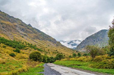 Heas 'taki Cirque de Troumouse' da yürüyüş yolu. Fransa 'nın Hautes-Pyrenees bölgesinde Pirenes zincirinin merkezinde yer alan buzul sirki İspanya ile güney sınırını oluşturuyor..