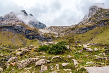 Heas 'taki Cirque de Troumouse' da yürüyüş yolu. Fransa 'nın Hautes-Pyrenees bölgesinde Pirenes zincirinin merkezinde yer alan buzul sirki İspanya ile güney sınırını oluşturuyor..