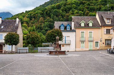 Argeles-Gazost yakınlarındaki Saint-Savin köyü. Fransa, Avrupa 'da Pireneler' in arka planında Pireneler var.