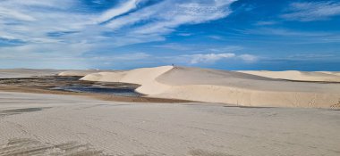 Brezilya 'daki kum tepeleri ve lagoa bonita gölleri, Lencois Maranhenses, Barreirinhas. Taze ve şeffaf su havuzları olan beyaz kum tepeleri.