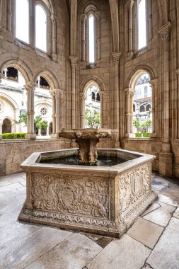 Alcobaca, Portekiz - Mar 08, 2025: Alcobaca manastırının yemek odası, Alcobaca, Portekiz 'deki Mosteiro de Santa Maria de Alcobaca. Rahiplerin birlikte yemek yediği büyük gotik bir oda, manastırın içinde..