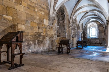 Alcobaca, Portekiz - Mar 08, 2025: Alcobaca Manastırı 'nın keşiş salonu, Alcobaca, Portekiz' deki Mosteiro de Santa Maria de Alcobaca. Rahiplerin birlikte çalıştığı büyük gotik bir oda, manastırın içinde..