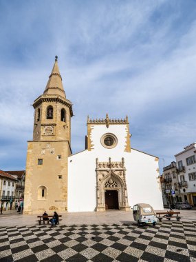 Tomar, Portekiz - 12 Aralık 2025: Portekiz, Portekiz, Avrupa 'daki Praca da Republica Meydanı' ndaki Igreja de Sao Joao Baptista kilisesinin cephesi