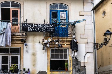 Coimbra, Portekiz - 14 Mart 2025: Portekiz 'in en önemli üniversite şehri ve eski başkenti tarihi Coimbra' da sokaklarda yürümek. Coimbra 'nın ortaçağ mahallesindeki Baixa caddeleri