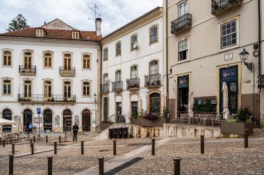 Koimbra, Portekiz - 14 Aralık 2025: Koimbra 'da Largo da Se Velha Meydanı, Avrupa' da Portekiz