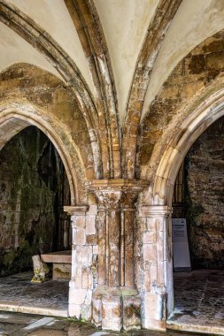 Coimbra, Portekiz - 14 Aralık 2025: Eski Coimbra Katedrali 'nin Gotik Manastırı, Se Velha de Coimbra, Portekiz. Portekiz 'in en önemli Roma binalarından biridir.