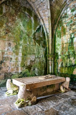 Coimbra, Portekiz - 14 Aralık 2025: Eski Coimbra Katedrali 'nin Gotik Manastırı, Se Velha de Coimbra, Portekiz. Portekiz 'in en önemli Roma binalarından biridir.