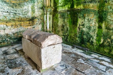 Coimbra, Portekiz - 14 Aralık 2025: Eski Coimbra Katedrali 'nin Gotik Manastırı, Se Velha de Coimbra, Portekiz. Portekiz 'in en önemli Roma binalarından biridir.