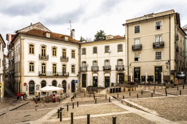 Koimbra, Portekiz - 14 Aralık 2025: Koimbra 'da Largo da Se Velha Meydanı, Avrupa' da Portekiz