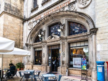 Coimbra, Portekiz - 14 Mart 2025: Portekiz 'in en önemli üniversite şehri ve eski başkenti tarihi Coimbra' da sokaklarda yürümek. Coimbra 'nın ortaçağ mahallesindeki Baixa caddeleri