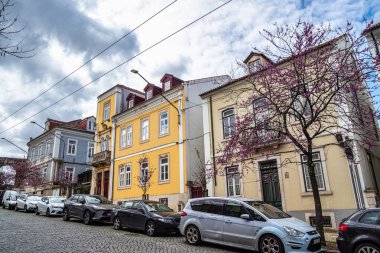 Coimbra, Portekiz - 15 Aralık 2025: Coimbra şehir merkezindeki Rua Alexandre Herculano caddesi boyunca yürümek