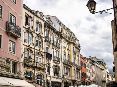 Coimbra, Portekiz - 15 Aralık 2025: Portekiz 'in en önemli üniversite şehri ve eski başkenti tarihi Coimbra' da sokaklarda yürümek. Coimbra 'nın ortaçağ mahallesindeki Baixa caddeleri