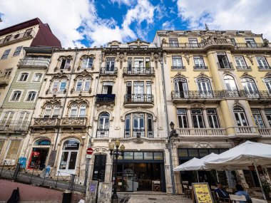 Coimbra, Portekiz - 15 Aralık 2025: Portekiz 'in en önemli üniversite şehri ve eski başkenti tarihi Coimbra' da sokaklarda yürümek. Coimbra 'nın ortaçağ mahallesindeki Baixa caddeleri