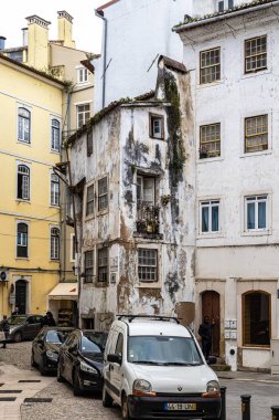 Coimbra, Portekiz - 15 Aralık 2025: Portekiz 'in en önemli üniversite şehri ve eski başkenti tarihi Coimbra' da sokaklarda yürümek. Coimbra 'nın ortaçağ mahallesindeki Baixa caddeleri