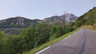 Col du Soulor, Fransa 'ya gidiyorum. Pireneler 'deki dağ geçidi. Fransa Bisiklet Turu 'nun bir parçası ve sonbahar Raptor göçü sırasında kuşları izlemek için popüler bir yer..