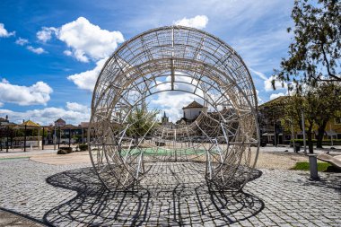 Cumhuriyet Meydanı, Praca da Republica 'da Bilha Gigante heykeli. Portekiz, Avrupa 'daki Nisa kasabasında bir dinlenme alanı