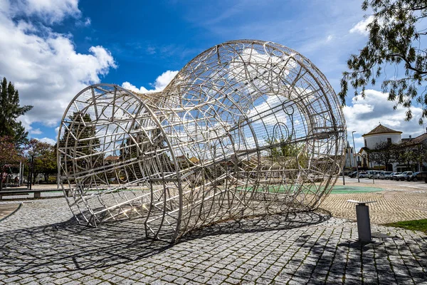 Cumhuriyet Meydanı, Praca da Republica 'da Bilha Gigante heykeli. Portekiz, Avrupa 'daki Nisa kasabasında bir dinlenme alanı