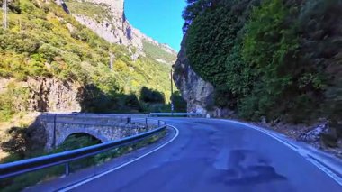 Roncal Vadisi 'nden Sigues' ten Isaba 'ya, Navarre' daki Valle de Roncal, İspanya, Avrupa 'daki Navarra Vadisi' ne gitmek.