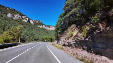 Roncal Vadisi 'nden Sigues' ten Isaba 'ya, Navarre' daki Valle de Roncal, İspanya, Avrupa 'daki Navarra Vadisi' ne gitmek.