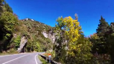 Roncal Vadisi 'nden Sigues' ten Isaba 'ya, Navarre' daki Valle de Roncal, İspanya, Avrupa 'daki Navarra Vadisi' ne gitmek.