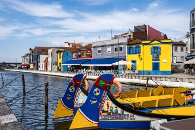 Aveiro, Portekiz - 18 Aralık 2025: Portekiz 'in Aveiro kentindeki kanalda geleneksel tekneler. Aveiro 'da renkli Moliceiro tekne gezileri turistler arasında, büyüleyici kanalların keyfini çıkarmak için popülerdir..