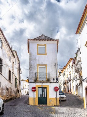 Elvas, Portekiz - 31 Aralık 2025: Portekiz cephesi ve Portekiz, Avrupa 'daki kaldırım taşı sokakları