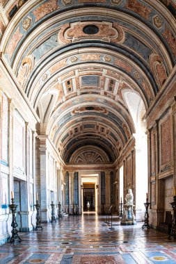 Mafra, Portekiz - 11 Nisan 2025: Mafra Ulusal Sarayı, Manastır ve Bazilika. Fransisken Dini Düzeni. Portekiz, Lizbon 'un kuzeyindeki Mafra' da barok mimarisi.