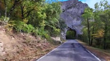 Aragon Pirenesi 'ndeki Foz de Binies kanyonundan geçiyorum. Avrupa 'da İspanya.