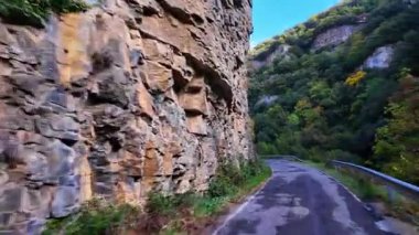 Aragon Pirenesi 'ndeki Foz de Binies kanyonundan geçiyorum. Avrupa 'da İspanya.